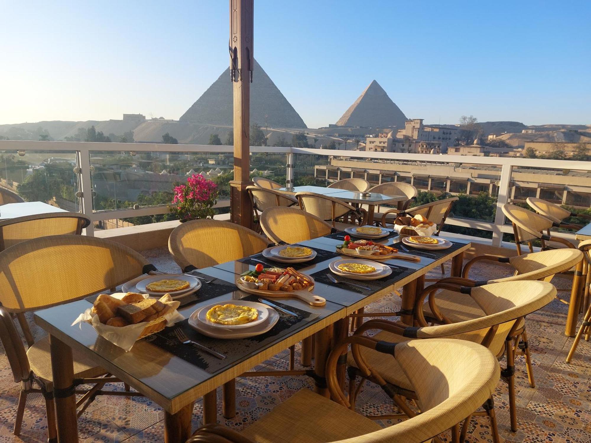 Doudou Pyramids View Hotel Kafret el-Gabal Exteriör bild