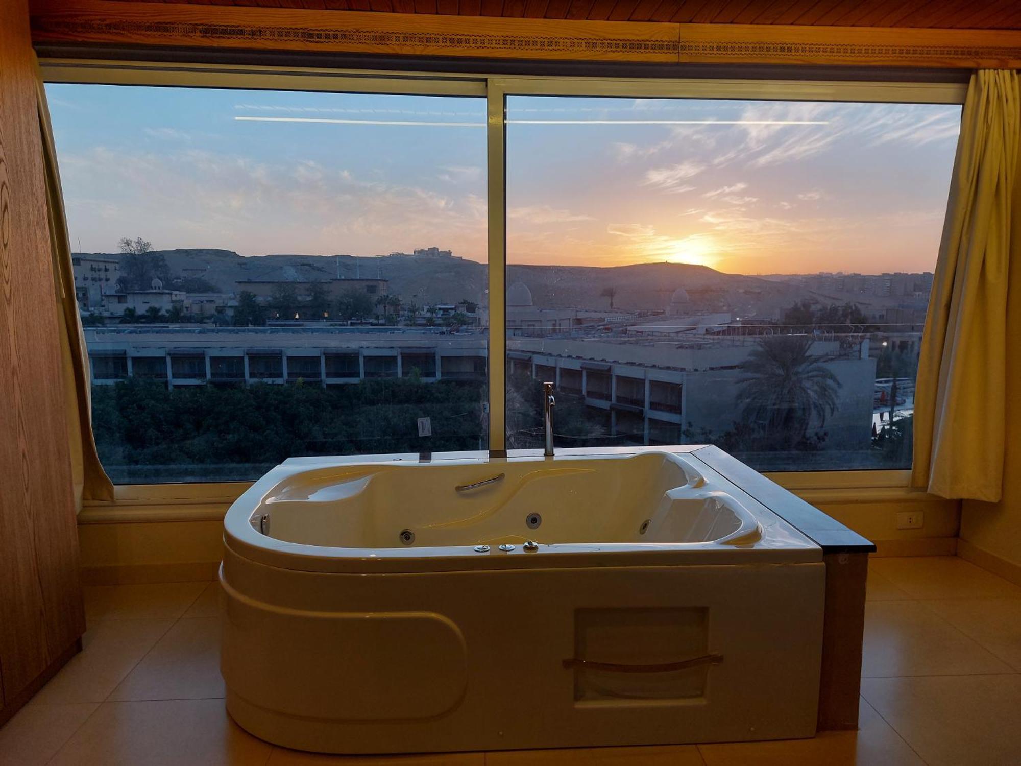Doudou Pyramids View Hotel Kafret el-Gabal Exteriör bild