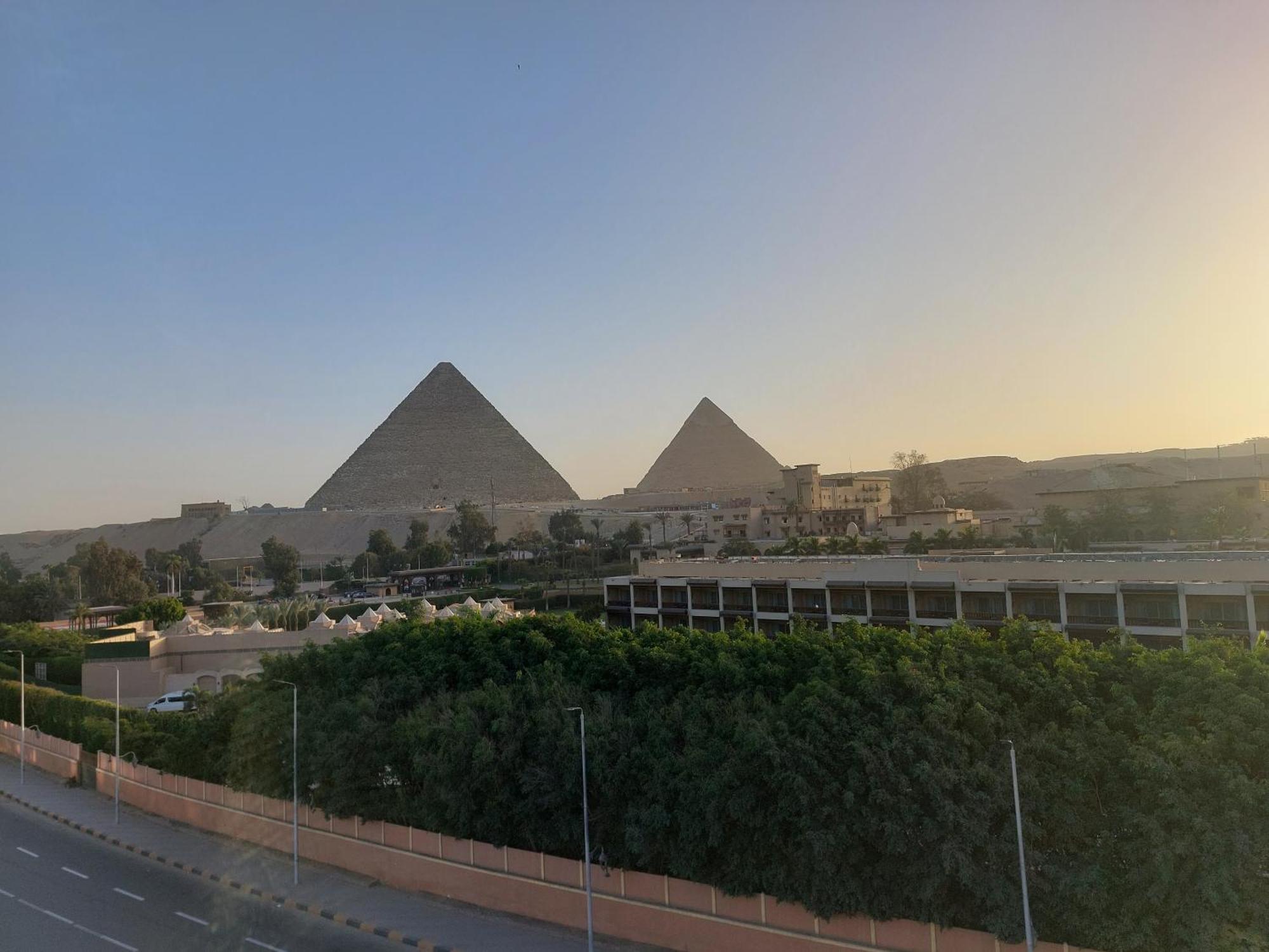 Doudou Pyramids View Hotel Kafret el-Gabal Exteriör bild