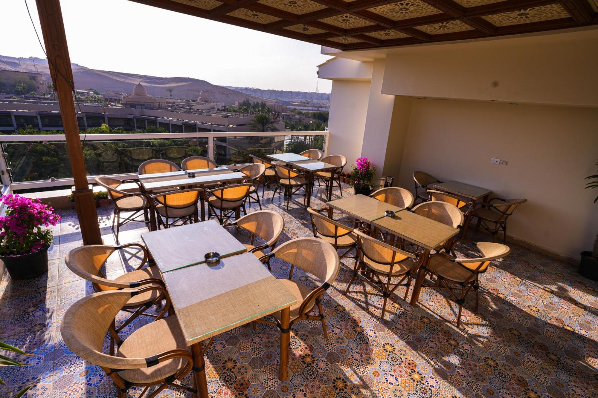 Doudou Pyramids View Hotel Kafret el-Gabal Exteriör bild