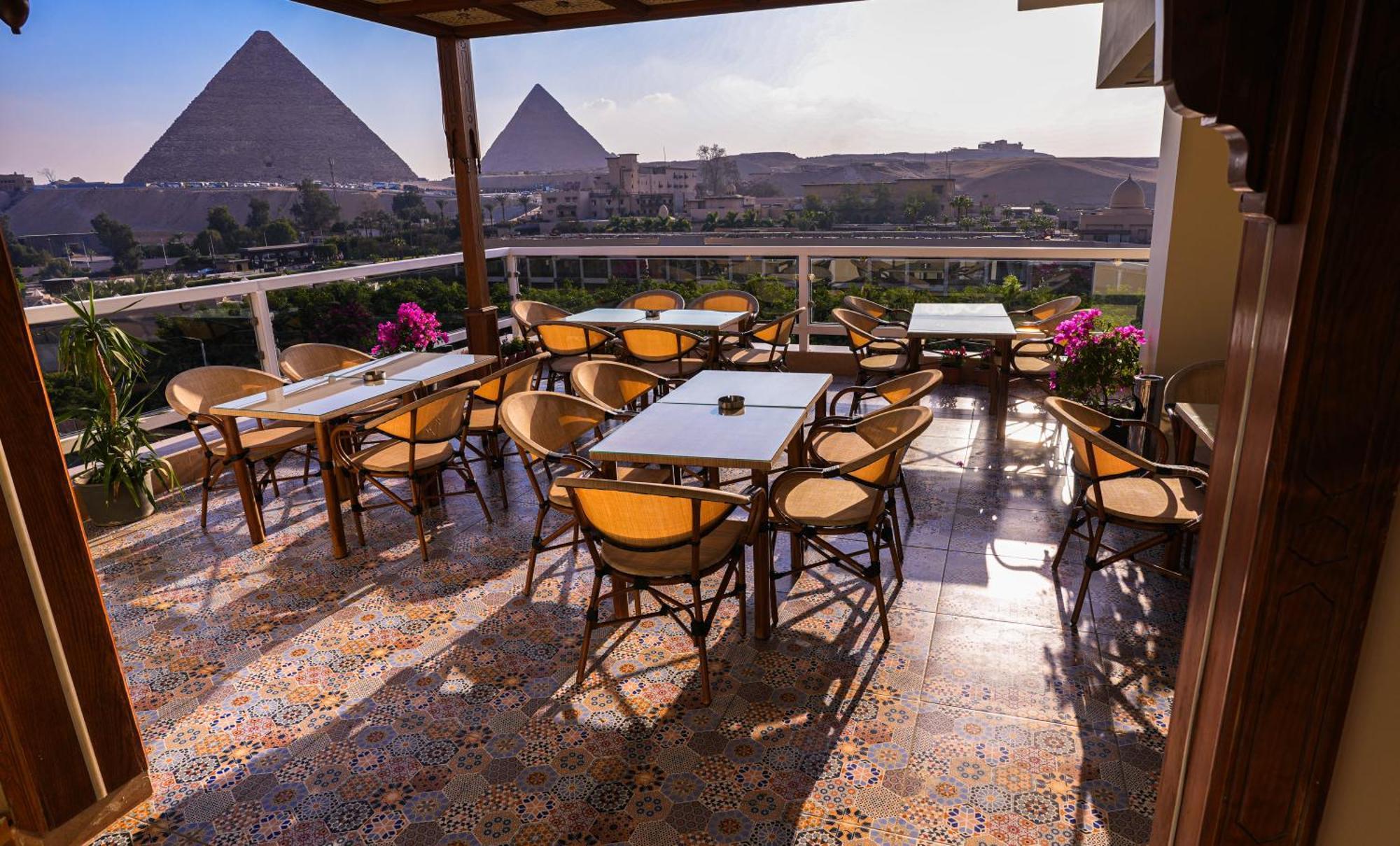 Doudou Pyramids View Hotel Kafret el-Gabal Exteriör bild
