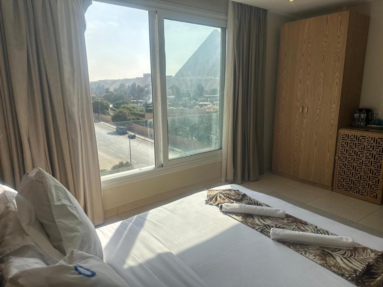 Doudou Pyramids View Hotel Kafret el-Gabal Exteriör bild